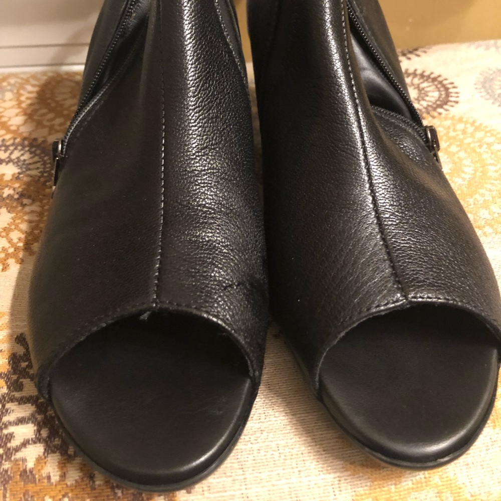 Munro Luisa booties in 8.5N